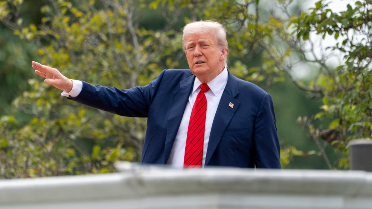 El presidente Donald Trump grita a los periodistas mientras observa el terreno desde la azotea sobre la columnata que da al Ala Oeste de la Casa Blanca, el martes 5 de agosto de 2025, en Washington. (Foto AP/Alex Brandon).