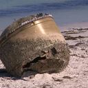 En esta imagen tomada de un video, vista de un objeto cilíndrico en una playa en Green Head, Australia, el 17 de julio de 2023. (CHANNEL 9 vía AP)