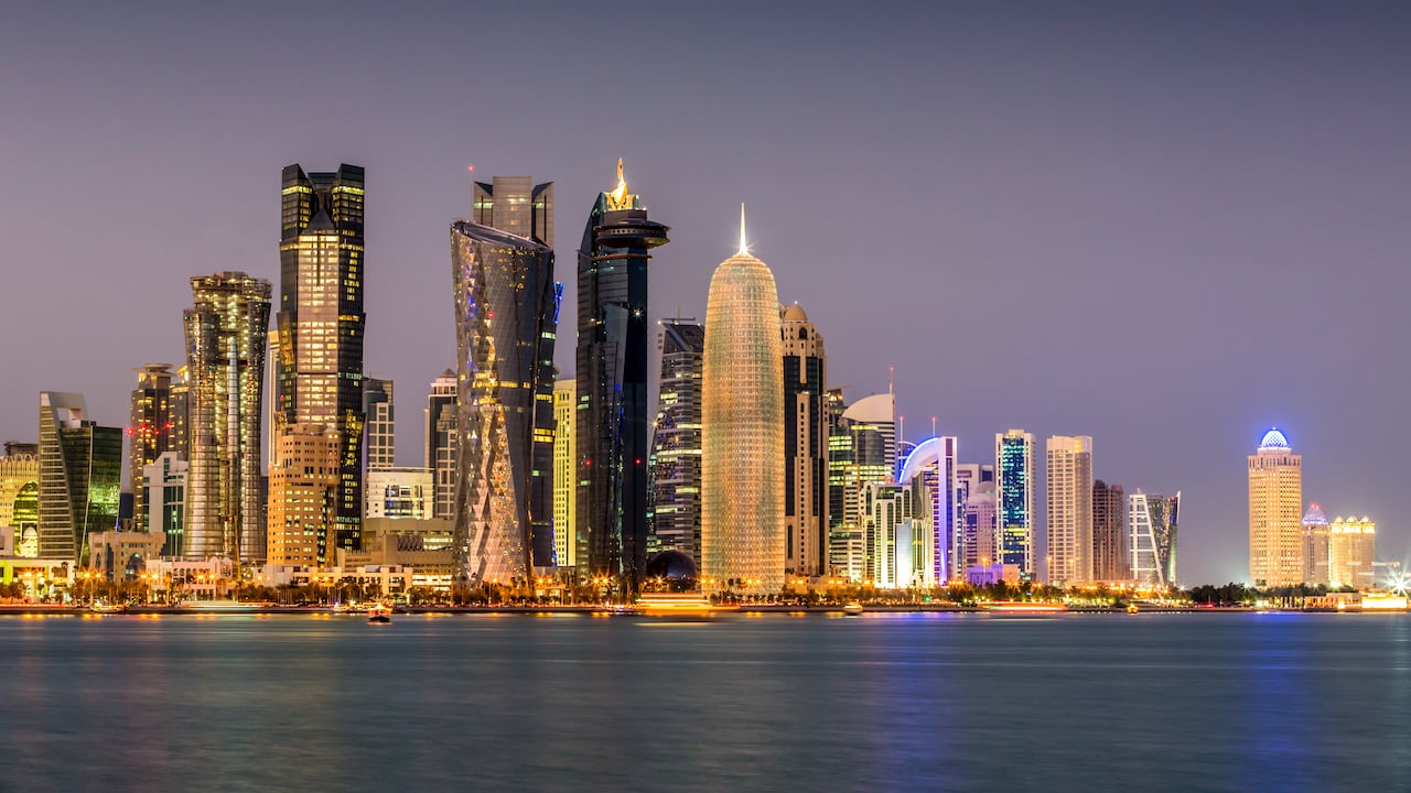 Modernos rascacielos que iluminan la noche de Qatar. Doha. Colección de fotos de Qatar. Getty Images.