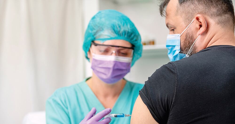 la vacunación se hará mientras se lucha contra la covid. vendrán nuevos picos, más muertes y momentos muy dolorosos.