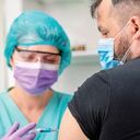 la vacunación se hará mientras se lucha contra la covid. vendrán nuevos picos, más muertes y momentos muy dolorosos.