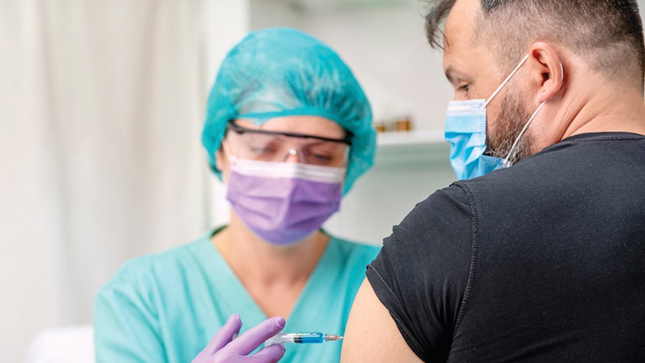 la vacunación se hará mientras se lucha contra la covid. vendrán nuevos picos, más muertes y momentos muy dolorosos.