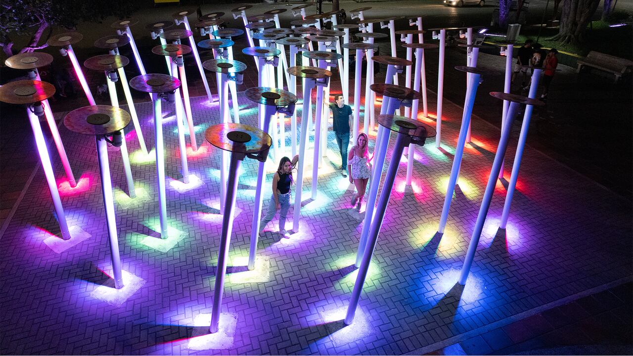 La 'Flor de Luz', escultura lumínica instalada en el parque central de Ginebra.