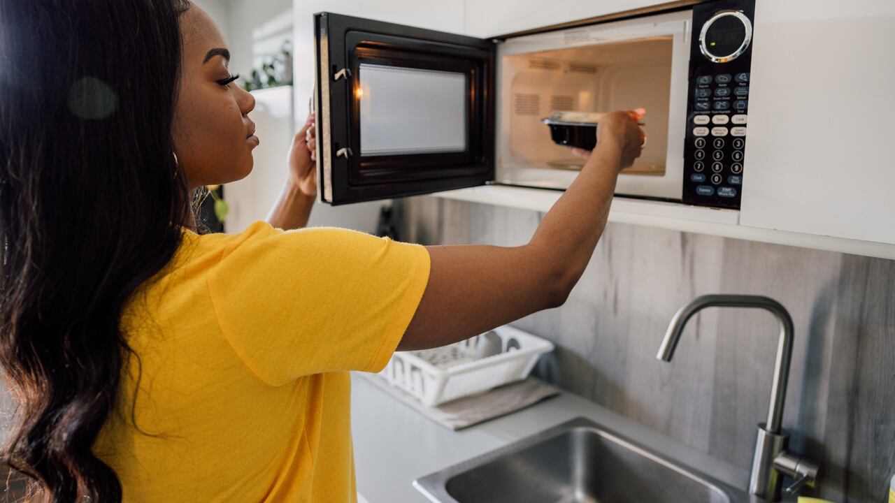 Los hornos microondas son una herramienta común en la cocina moderna. Expertos analizan la evidencia sobre su relación con el cáncer.