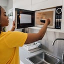 La radiación del horno microondas es frecuentemente malinterpretada. Investigaciones científicas esclarecen si realmente puede causar cáncer.