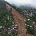Una vista aérea muestra un vecindario afectado por deslizamientos de tierra en Petrópolis, Brasil, el miércoles 16 de febrero de 2022. Las fuertes lluvias provocaron deslizamientos de tierra e inundaciones en una región montañosa del estado de Río de Janeiro, lo que provocó la muerte de varias personas, informaron las autoridades. Foto AP/Silvia Izquierdo