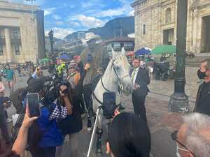 Alirio Barrera ingresó su caballo al Congreso.
