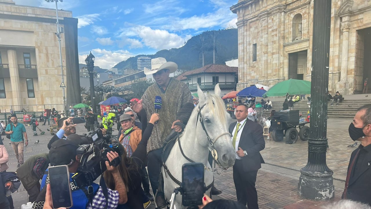 Alirio Barrera y su caballo fueron la sensación en las calles del centro de Bogotá.