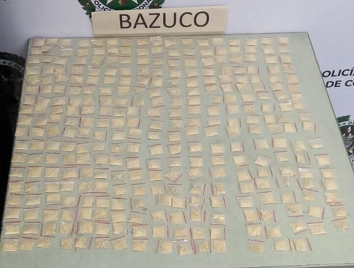 Portaba 304 bolsas plásticas con 195 gramos de bazuco, que alcanzan un precio en el mercado clandestino de 2.150.000 pesos.