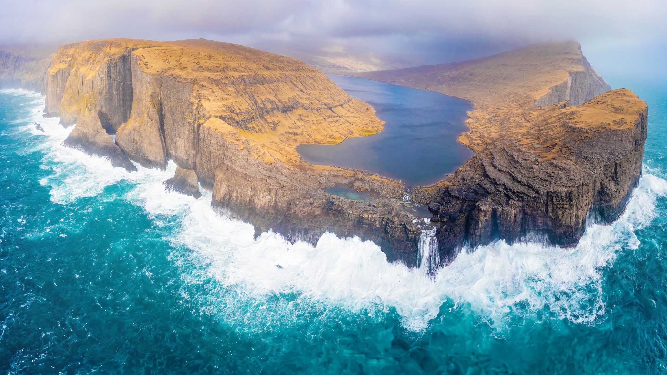 ¿Hay un lago en medio del océano?