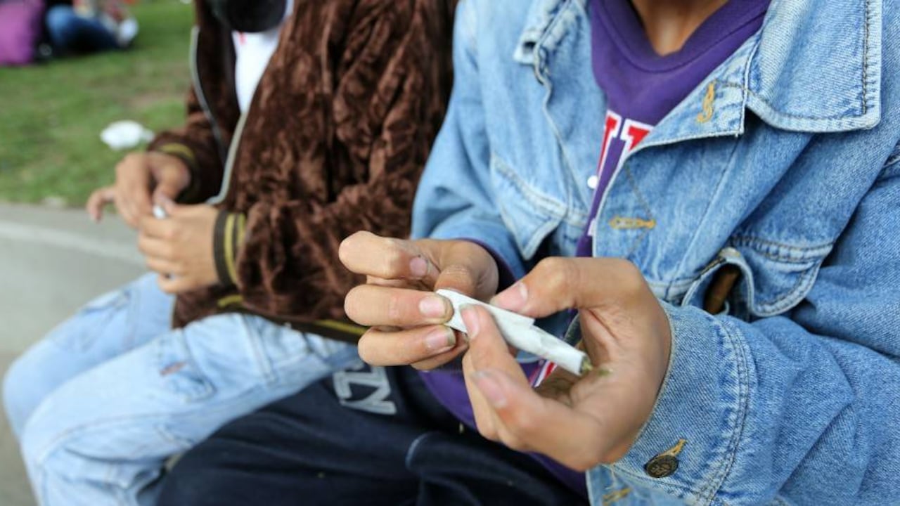 Para los consumidores, la norma contempla la creación de salas de atención, tratamiento y rehabilitación integral en los Centros de Atención en Drogadicción (CAD).