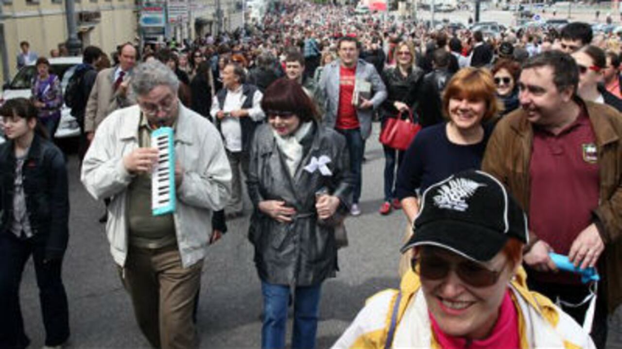 Los escritores dirigieron la "caminata" del domingo por la tarde en Moscú para defender el derecho del pueblo a reunirse en las calles sin requerir permiso del gobierno.