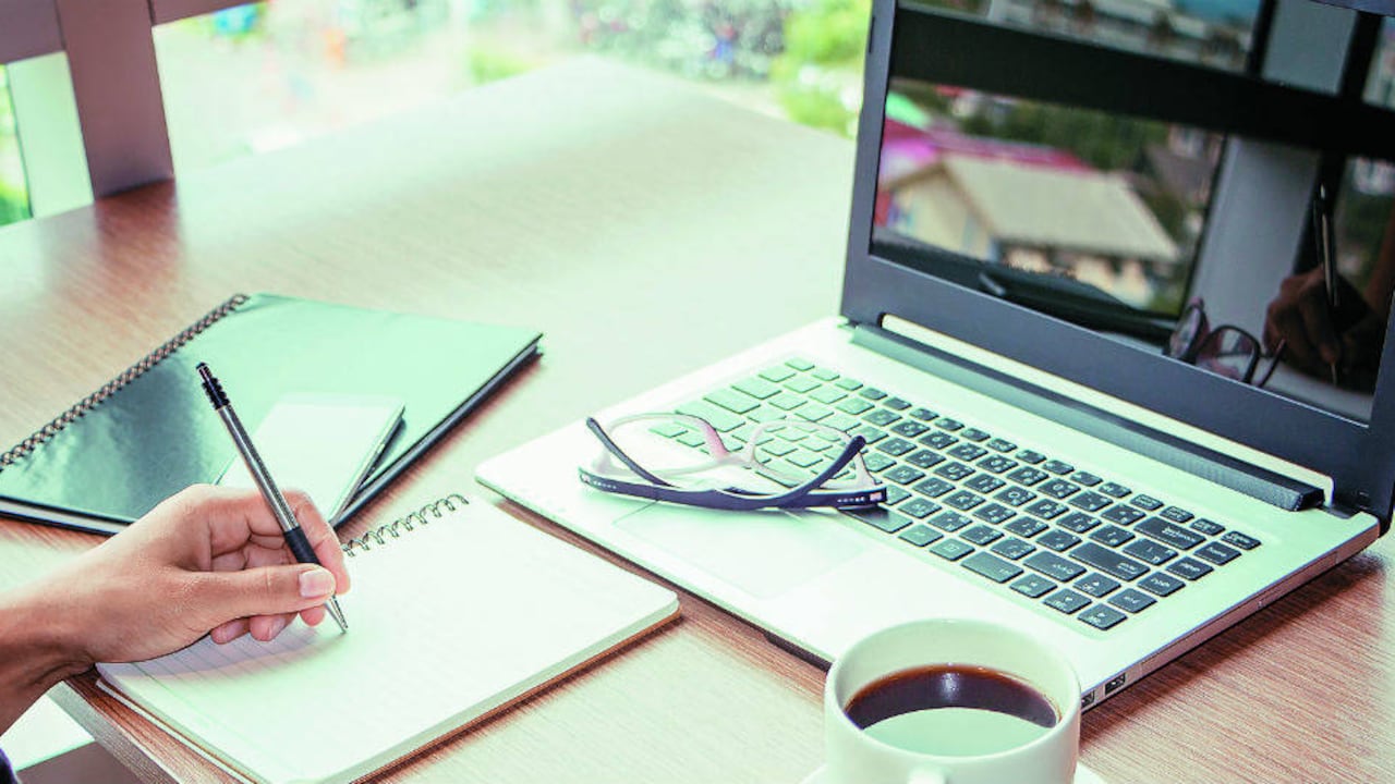 Cada vez son más las personas que deciden estudiar desde su casa o su trabajo en un curso masivo online.