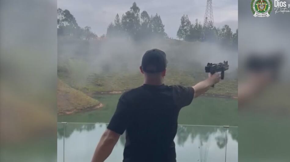 Extranjero lanzando disparos en la represa de Guatapé.