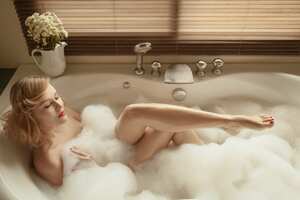 En cuanto llegues a tu casa, báñate con agua tibia y si tienes bañera, colócale unas gotas de perfume al agua. Prepara una infusión de manzanilla, agrégale unas gotas de limón y miel y bébetela antes de entrar al baño. ©Ingimage