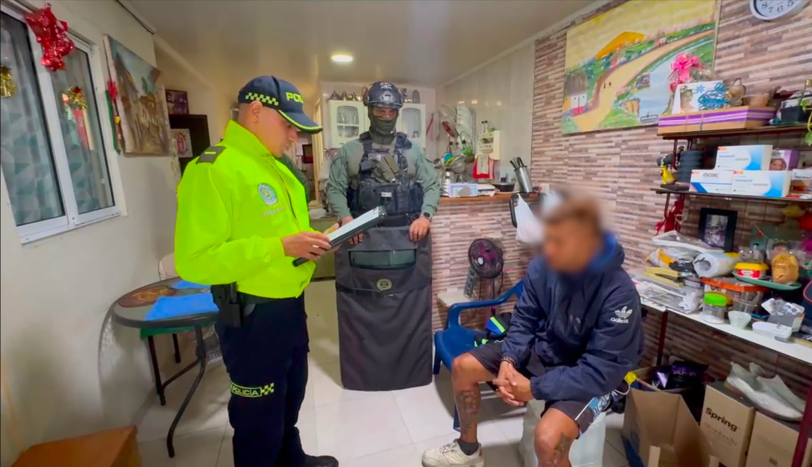 Un policía lee los derechos de capturado.