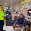 Un policía lee los derechos de capturado.