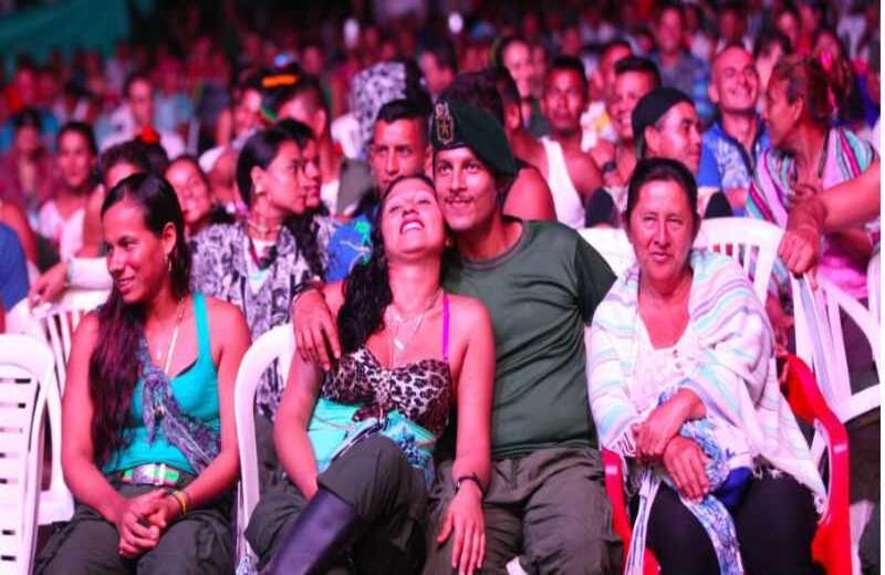 Centenas de guerrilleros se concentran a diario y con silla en mano, frente a la multitudinaria tarima. Allí, en medio de la celebración está Mónica con su compañero. León Dario Peláez /SEMANA