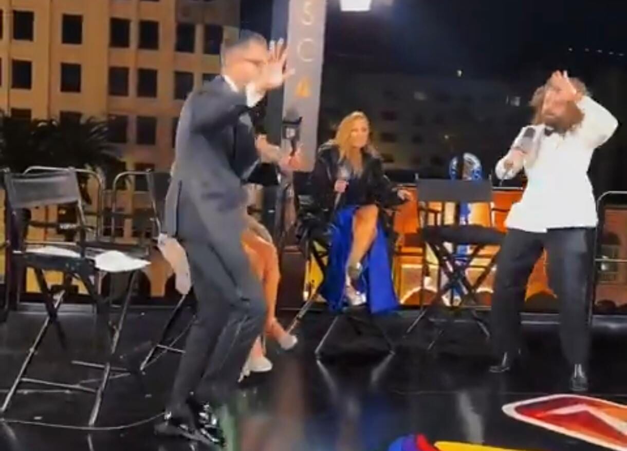 Los presentadores se levantaron de su silla para bailar por la derrota de Emilia Pérez.