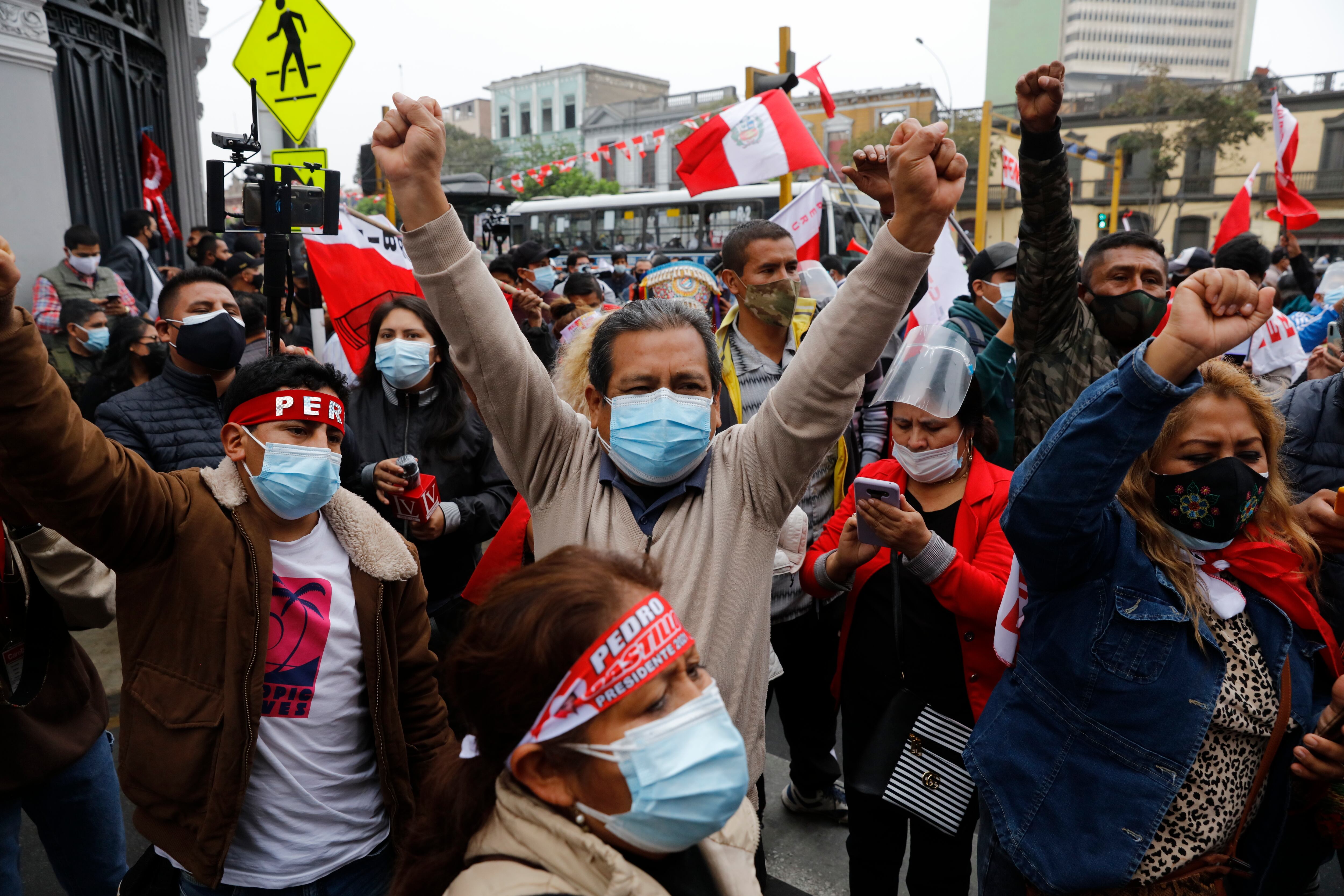 Los partidarios del candidato presidencial Pedro Castillo celebran los resultados parciales de las elecciones frente a la sede de su campaña en Lima, Perú. (AP Foto/Guadalupe Pardo)