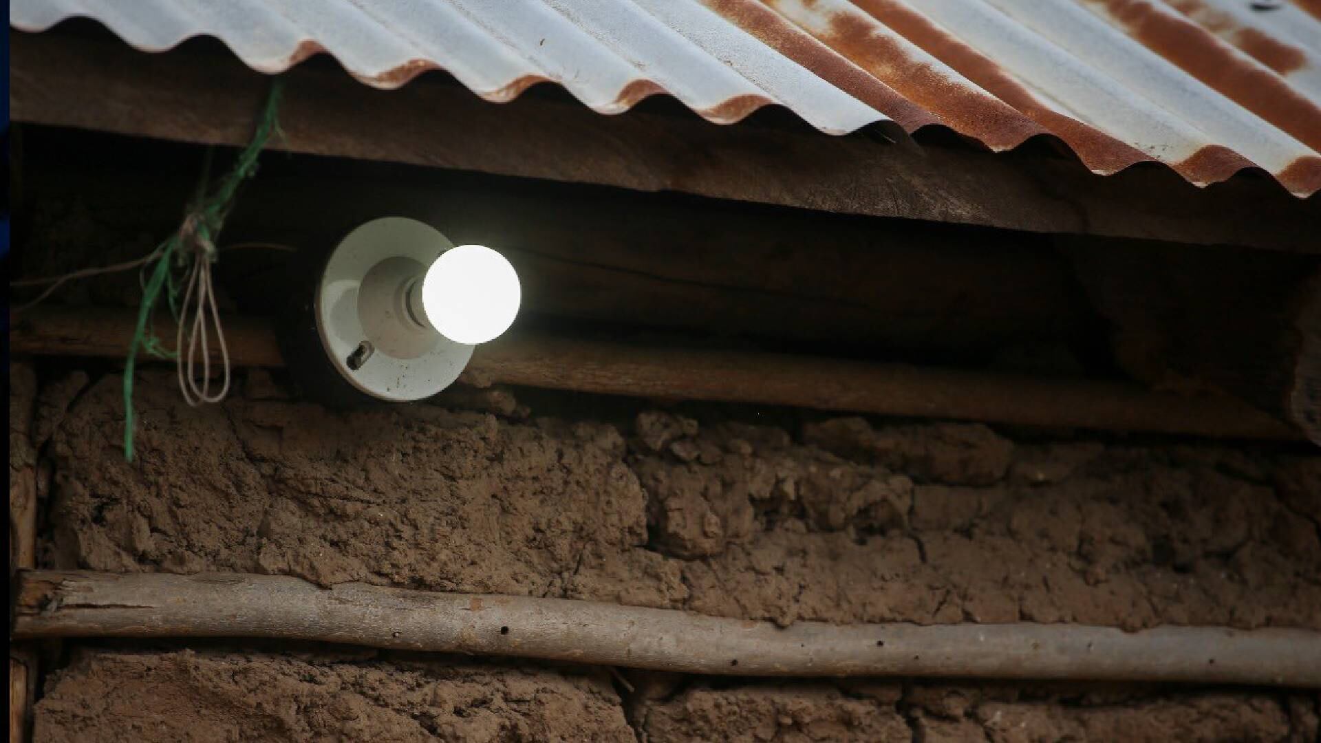 Se construyeron 94 sistemas de generación híbrida (paneles solares y plantas diésel) e instalaron 905 medidores prepago en las viviendas.