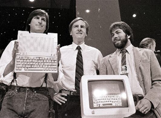 Foto de archivo del 24 de abril 1984. De izquierda a derecha: Steve Jobs, John Sculley, presidente y CEO, y Steve Wozniak, cofundador de Apple, al presentar el nuevo Apple IIc, en San Francisco. Apple dijo que Jobs ha muerto hoy miércoles 5 de octubre. Tenía 56 años.