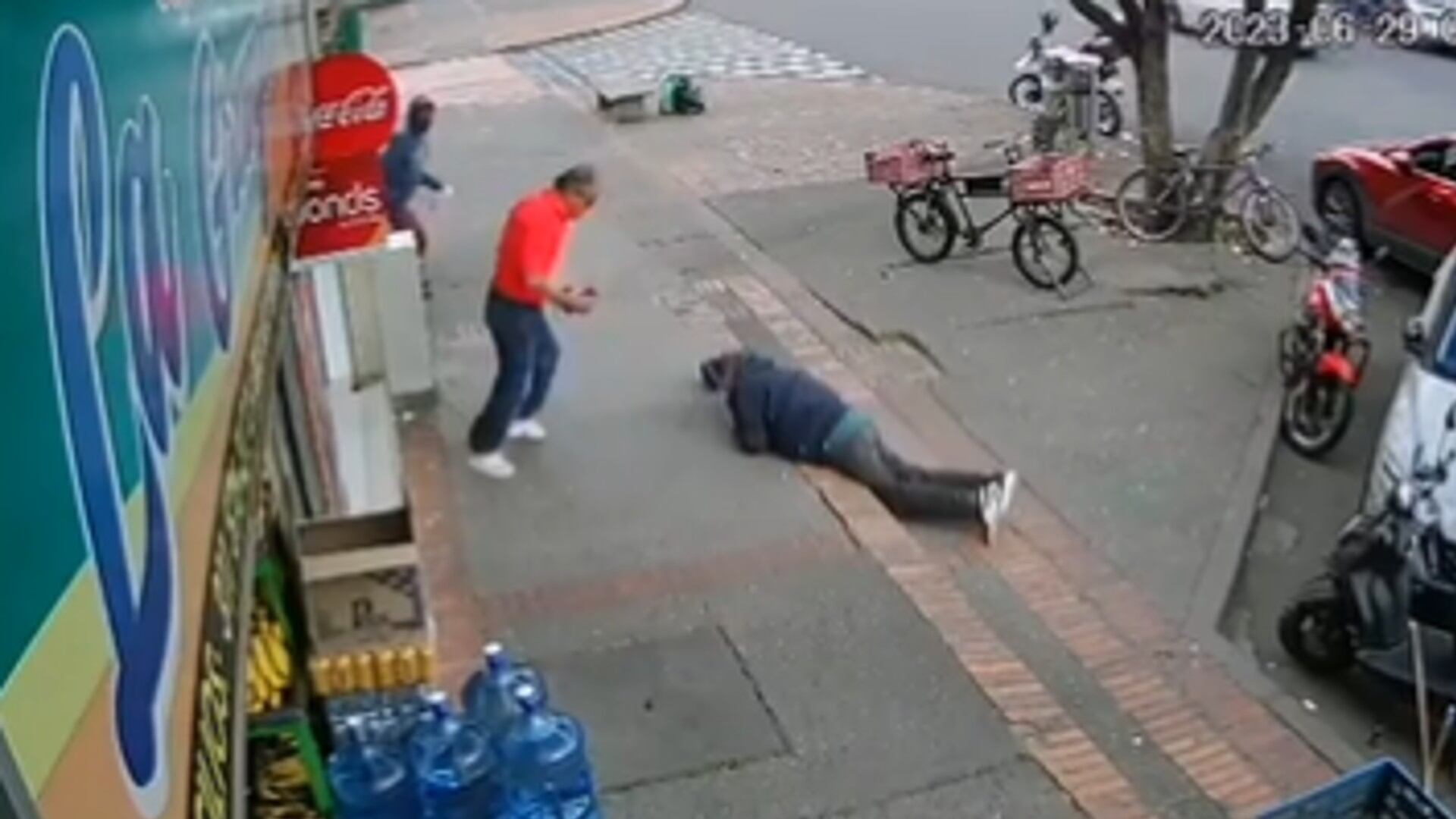 En video queda registrado el momento de la violenta reacción.