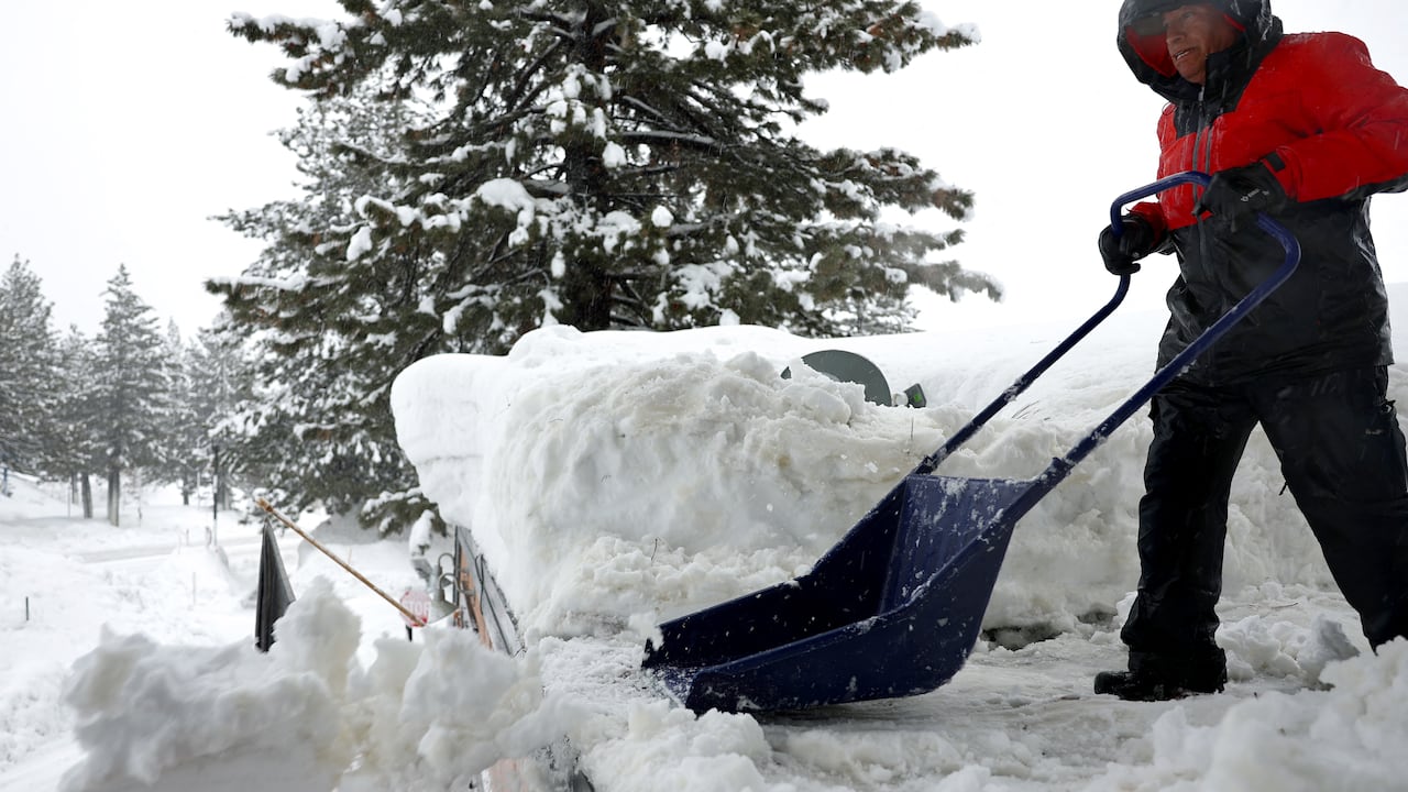 Un trabajador limpia la nieve del techo de un negocio durante otra tormenta de invierno en las montañas de Sierra Nevada el 10 de marzo de 2023 en Mammoth Lakes, California. Las montañas de Sierra Nevada de California están siendo golpeadas por fuertes nevadas en elevaciones más altas, lo que eleva aún más los niveles de la enorme capa de nieve. Las comunidades de las montañas que aún se están recuperando de tormentas anteriores en elevaciones más bajas se enfrentan a posibles inundaciones debido a la escorrentía de lluvia de la décima tormenta fluvial atmosférica del estado. El presidente Joe Biden aprobó la solicitud de emergencia presidencial del gobernador Gavin Newsom en respuesta a las recientes tormentas que afectaron a California. Mario Tama/Getty Images/AFP (Foto de MARIO TAMA/GETTY IMAGES NORTH AMERICA/Getty Images vía AFP)