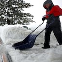 Un trabajador limpia la nieve del techo de un negocio durante otra tormenta de invierno en las montañas de Sierra Nevada el 10 de marzo de 2023 en Mammoth Lakes, California. Las montañas de Sierra Nevada de California están siendo golpeadas por fuertes nevadas en elevaciones más altas, lo que eleva aún más los niveles de la enorme capa de nieve. Las comunidades de las montañas que aún se están recuperando de tormentas anteriores en elevaciones más bajas se enfrentan a posibles inundaciones debido a la escorrentía de lluvia de la décima tormenta fluvial atmosférica del estado. El presidente Joe Biden aprobó la solicitud de emergencia presidencial del gobernador Gavin Newsom en respuesta a las recientes tormentas que afectaron a California. Mario Tama/Getty Images/AFP (Foto de MARIO TAMA/GETTY IMAGES NORTH AMERICA/Getty Images vía AFP)