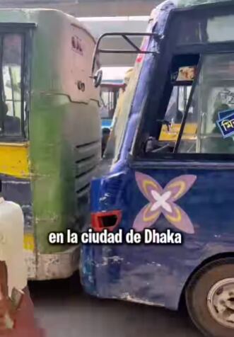 El sistema de transporte en Bangladés incentiva esta tortuosa práctica que afecta a los pasajeros y a los vehículos.