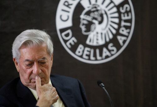El escritor peruano Mario Vargas Llosa advirtió que la democracia sigue sin consolidarse en la mayor parte de América Latina, durante la presentación de su nuevo libro "Sables y utopías", un compendio de artículos de prensa, cartas y reflexiones sobre su pensamiento político. "Nada indica que la democracia esté para quedarse", expresó Vargas Llosa. "España, por ejemplo, ha dado pasos irreversibles. Es una democracia que ha echado raíces profundas y no va a dar marcha atrás. Eso no existe en Latinoamérica". El escritor aseguró que salvo por Chile, Brasil y quizás Uruguay no pondría las manos en fuego por una democracia de América Latina.