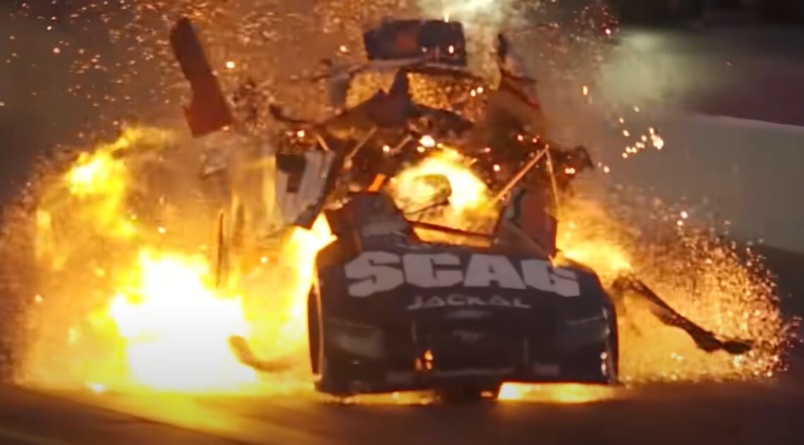 El carro del experimentado piloto Dan Wilkerson explotó a pocos segundos de haber tomado la partida.