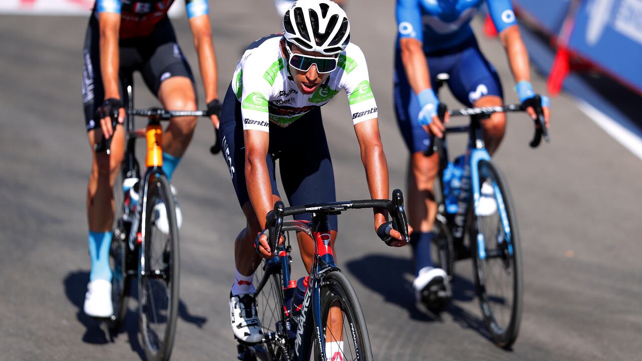 MOLINA DE ARAGÓN, ESPAÑA - 17 DE AGOSTO: Egan Arley Bernal Gómez de Colombia y el equipo INEOS Granaderos blanco mejor camiseta joven reacciona después de cruzar la línea de meta durante la 76a Vuelta a España 2021, Etapa 4 una etapa de 163,9 km desde El Burgo de Osma a Molina de Aragón 1134m / @lavuelta / # LaVuelta21 / el 17 de agosto de 2021 en Molina de Aragón, España. (Foto de Gonzalo Arroyo Moreno / Getty Images)