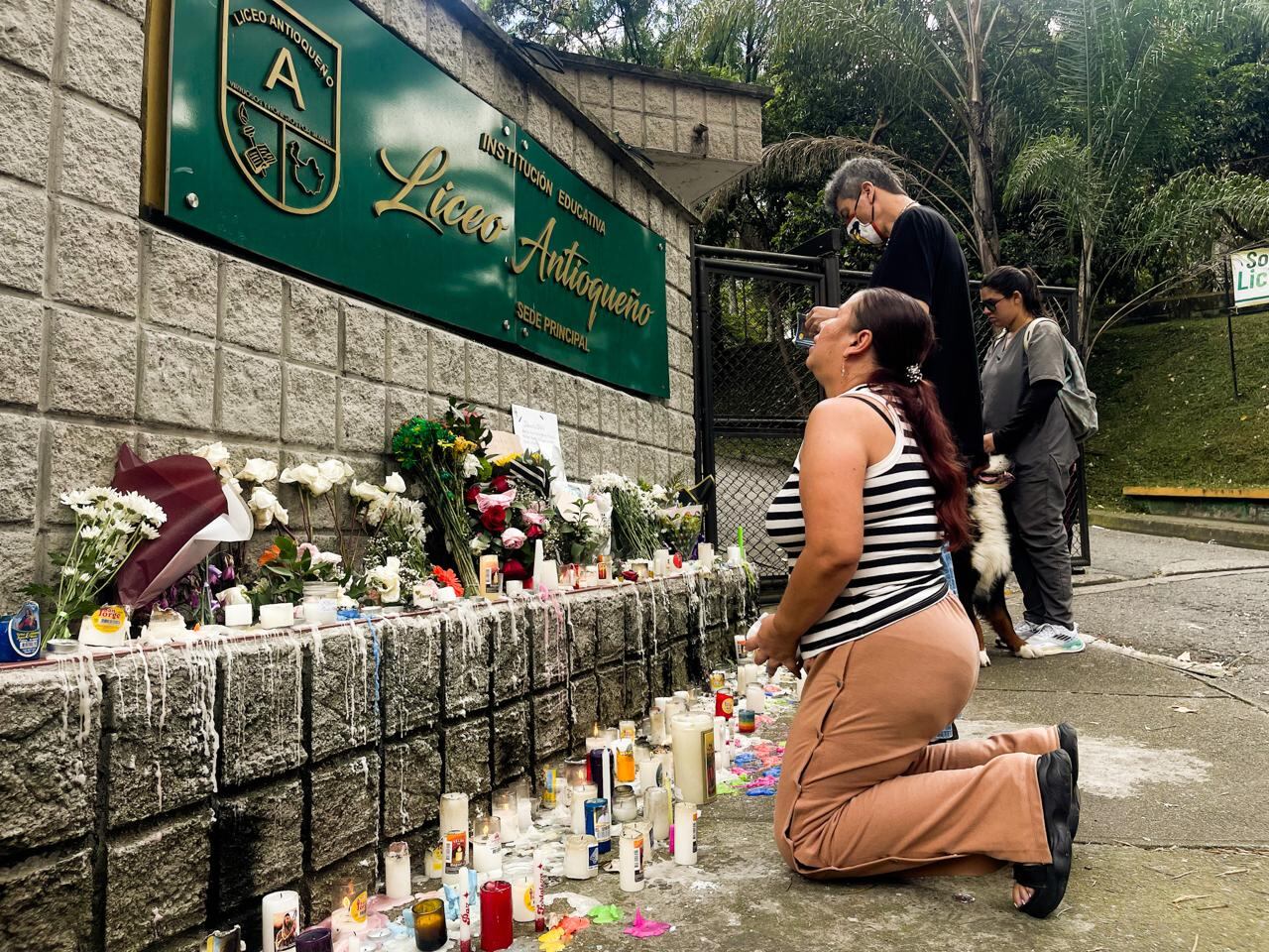 Lina Bedoya, una mujer a la que le asesinaron su hijo, se acercó para solidarizarse con las víctimas del accidente del Liceo Antioqueño en Bello.