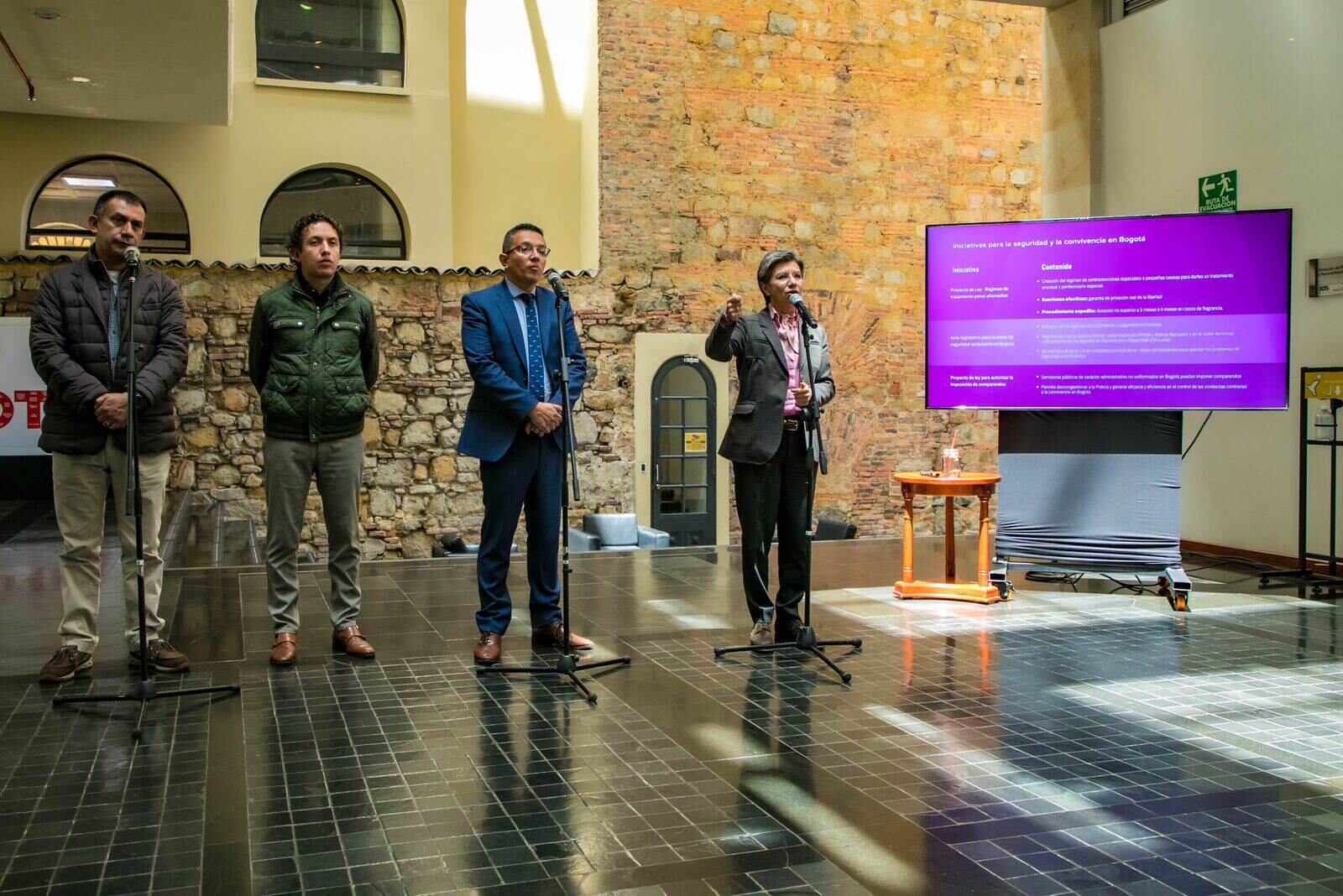 La alcaldesa de Bogotá, Claudia López, en compañía del secretario de Seguridad, Óscar Gómez Heredia; del secretario de Gobierno, Felipe Jiménez; y del secretario Jurídico, William Mendieta