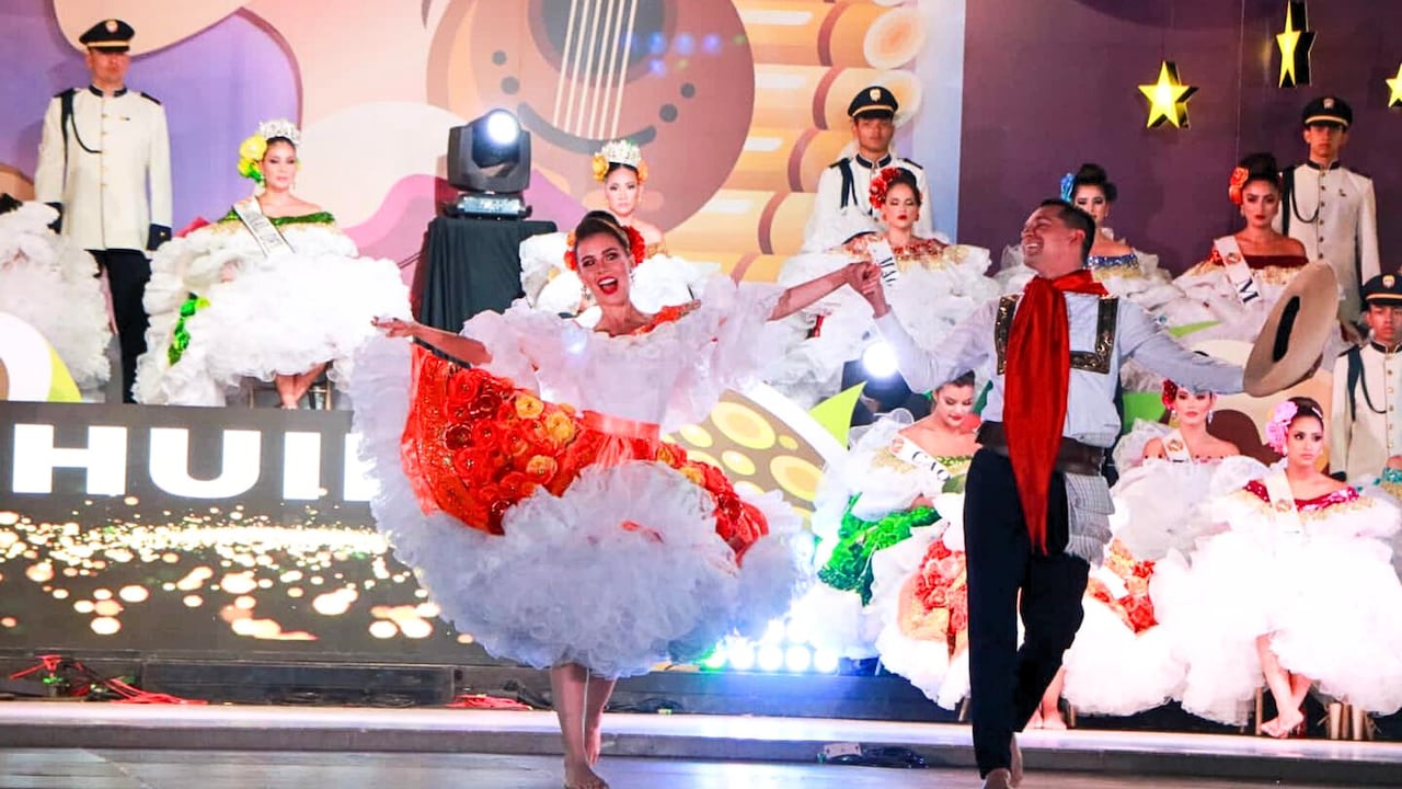 Reina departamental del Huila realizando el baile tradicional Sanjuanero durante el Festival del Bambuco 2023.