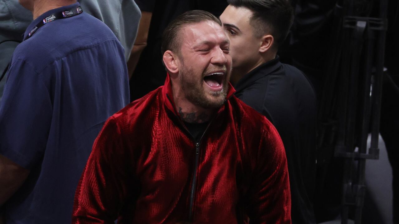 Conor McGregor en medio del juego por la NBA.