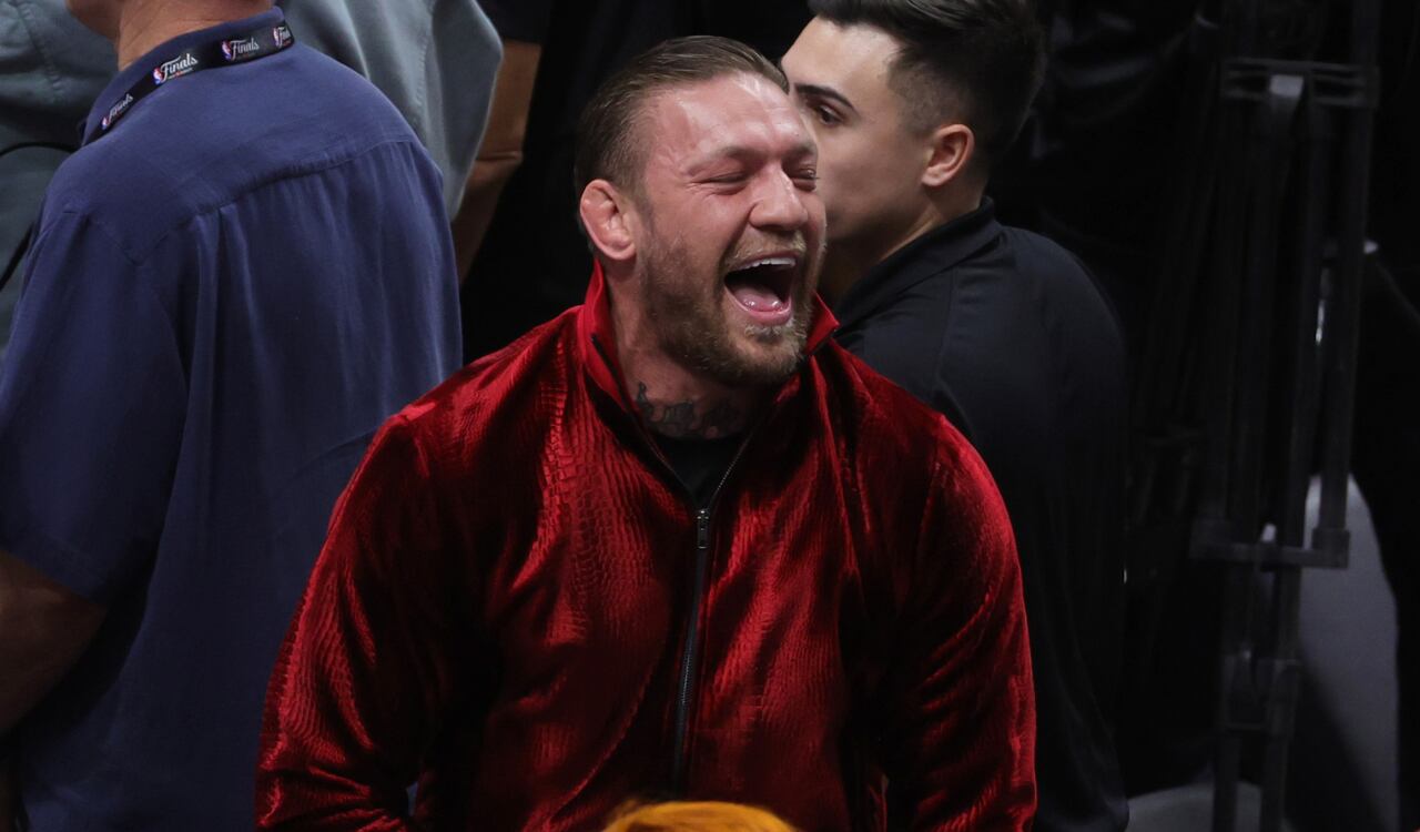 Conor McGregor en medio del juego por la NBA.