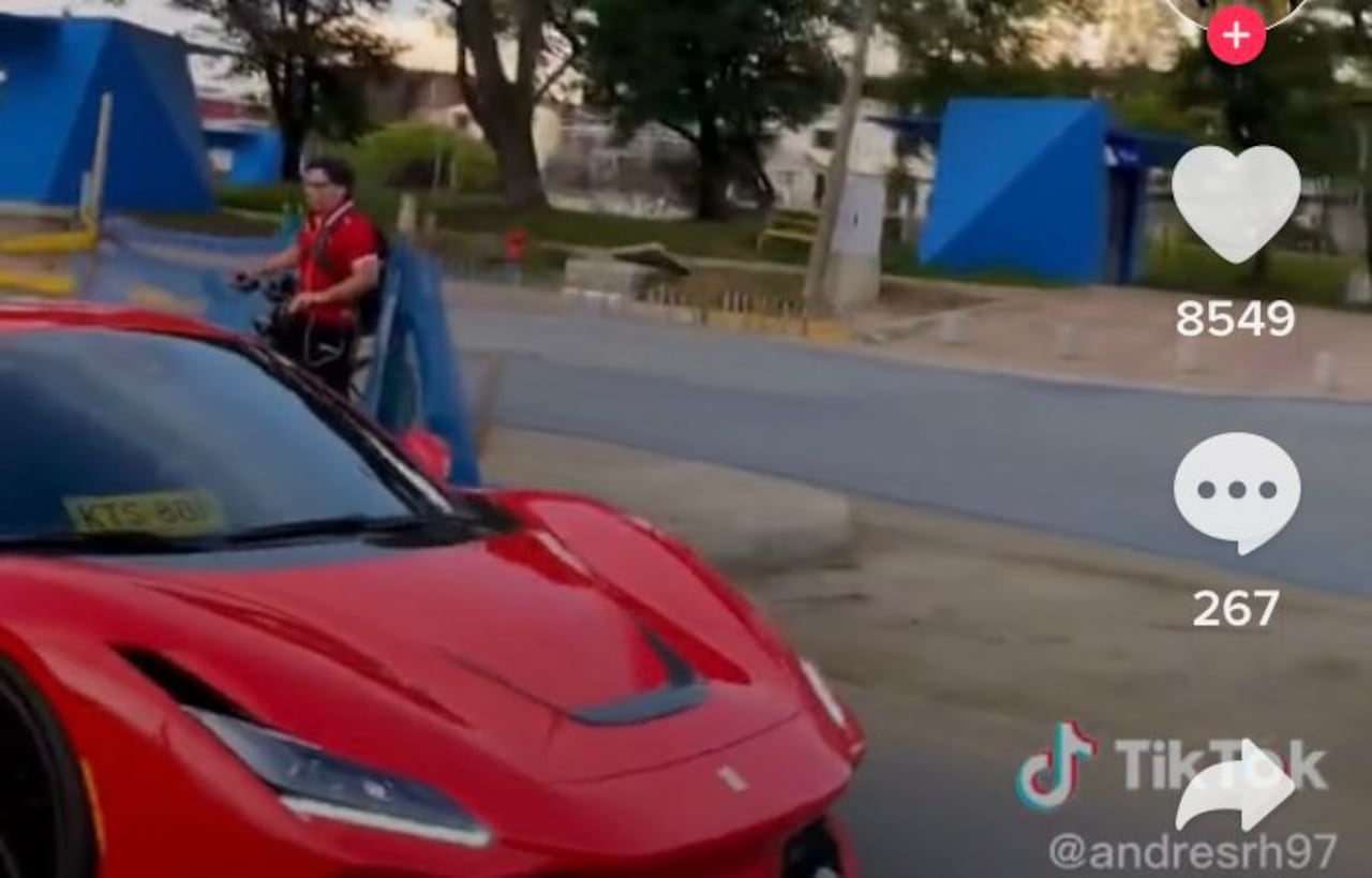 El vehículo de lujo recorrió calles llenas de huecos en Cali.