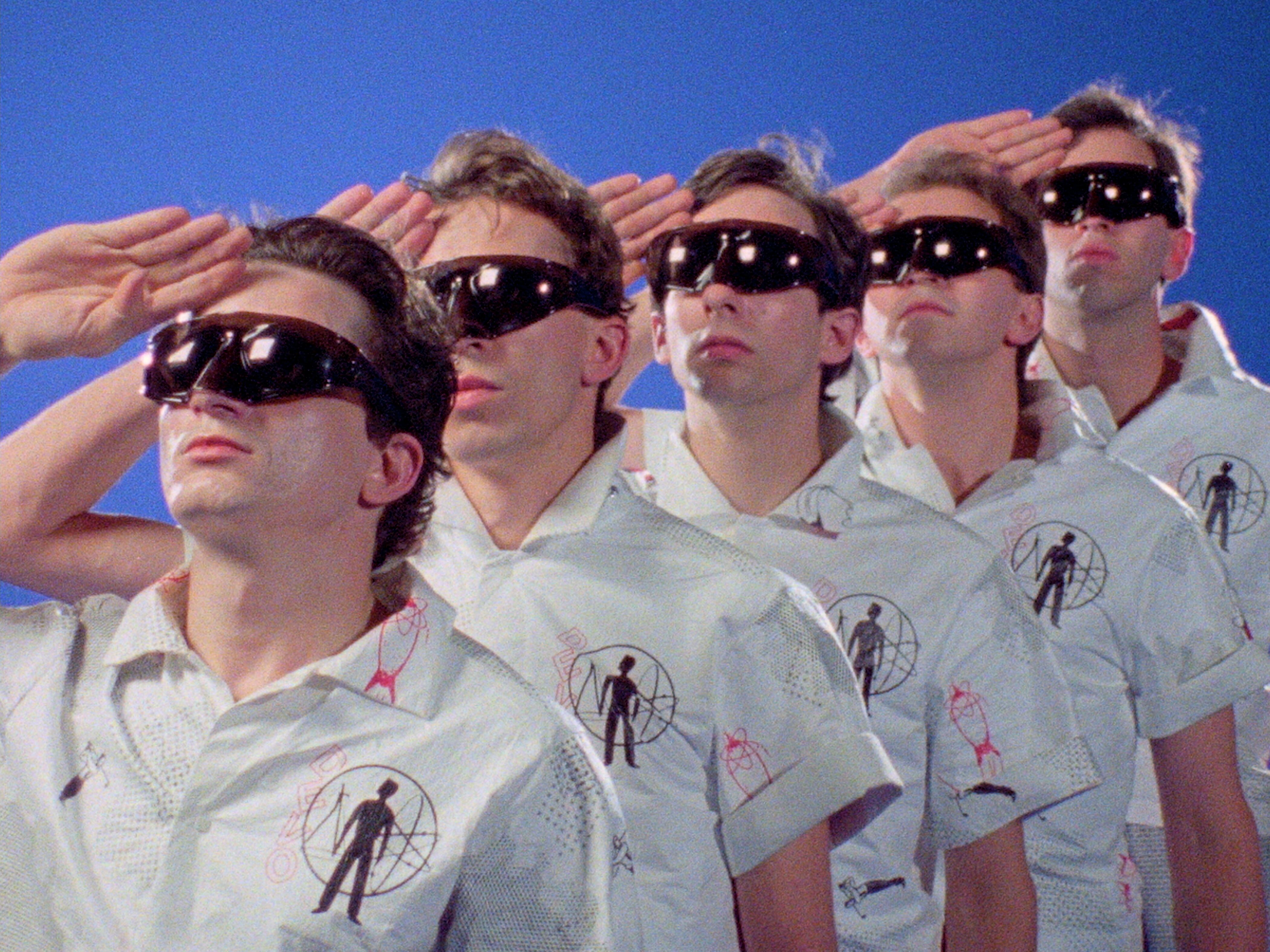 Devo saludando en su video corporativo.  Courtesy of Netflix