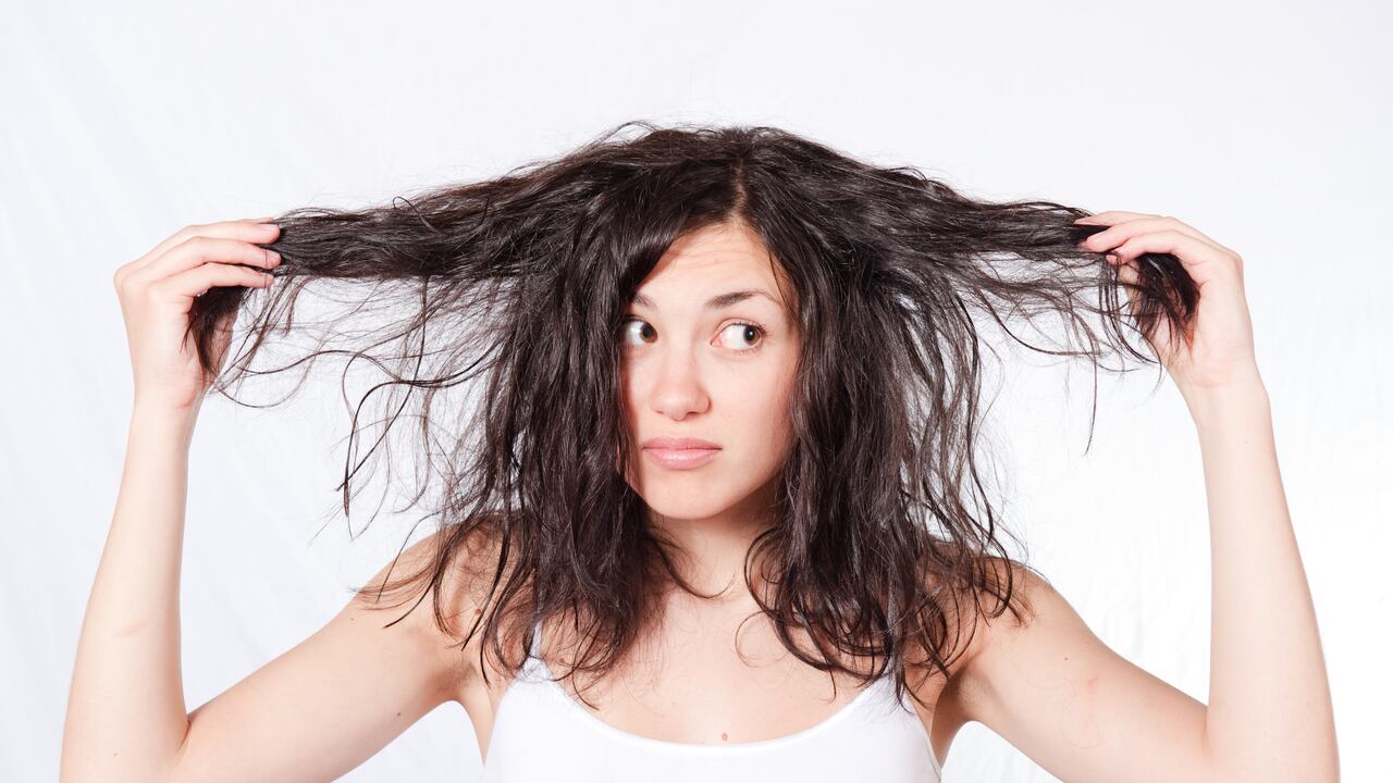 El cabello tiende a resecarse por el uso de planchas y secadores.