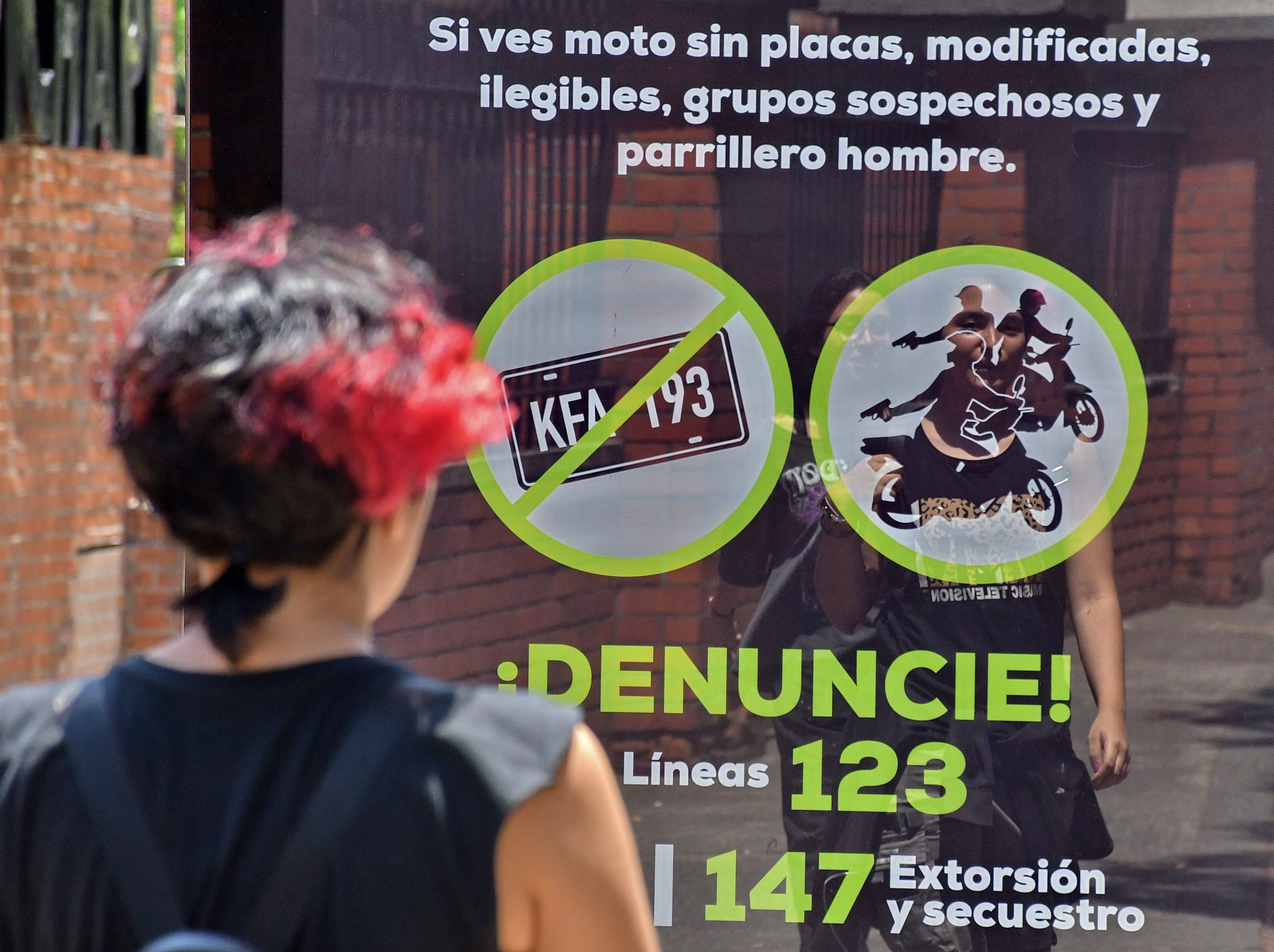 Las autoridades de Cali Hacen el lanzamiento del PLAN NEON.
Esto con el  propósito de que los ciudadanos denuncien cualquier irregularidad que sea sospechosa, como es el de dos hombres en moto , placas levantadas y así poder combatir los hurtos en Cali. Fotos Raúl Palacios / El País / 2 de Agosto del 2023 Cali.