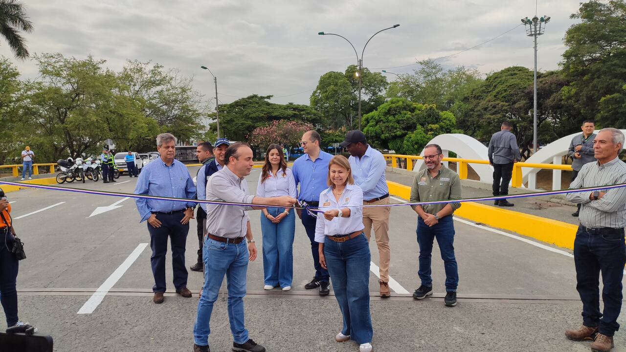 Apertura puente avenida segunda norte con 15 norte, contiguo al Club Colombia.