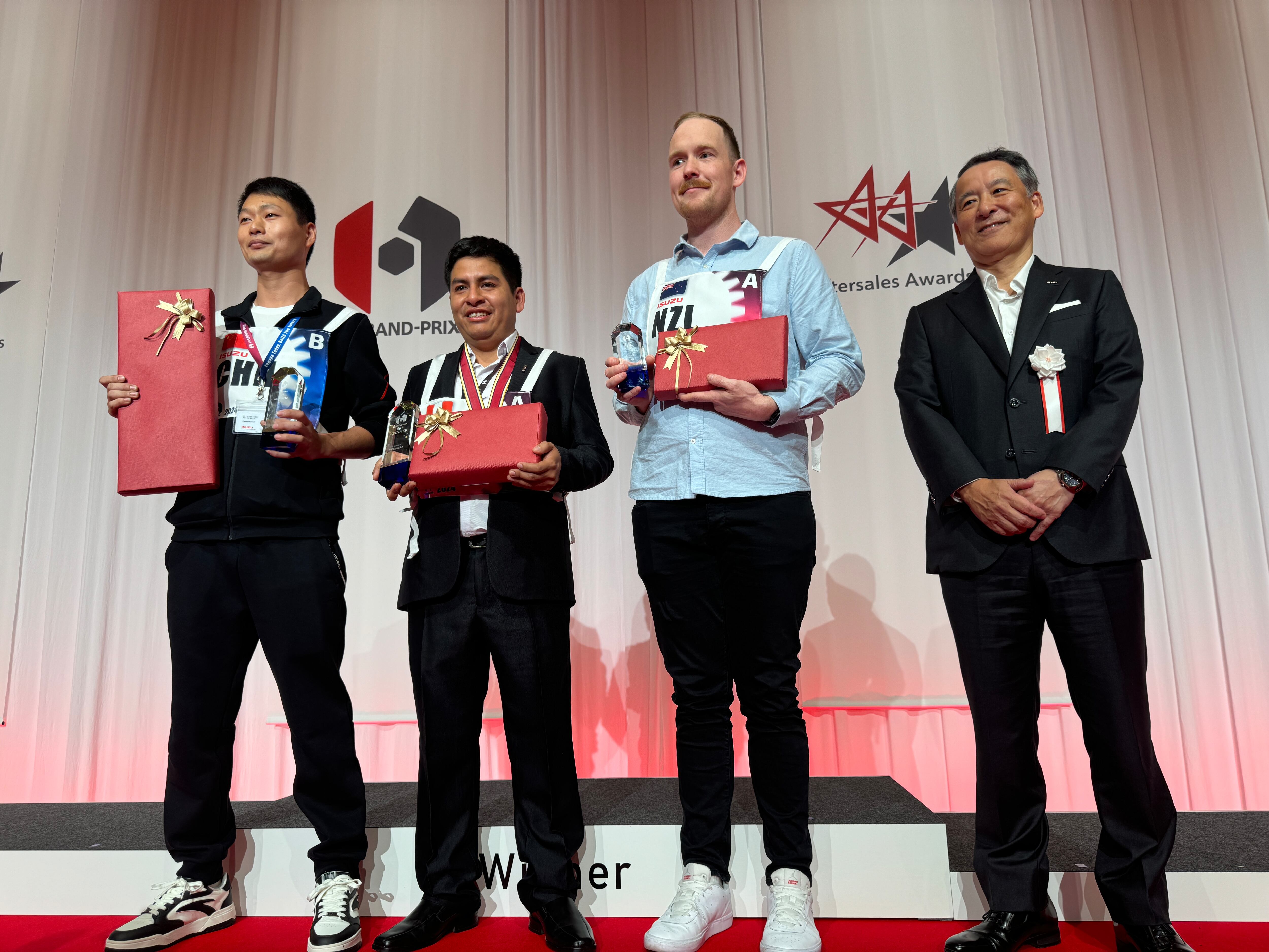 El mejor mecánico del mundo, para Isuzu, fue el peruano Jhunior Zabala, quien obtuvo el mejor puntaje a nivel individual. I-1GP Isuzu japón