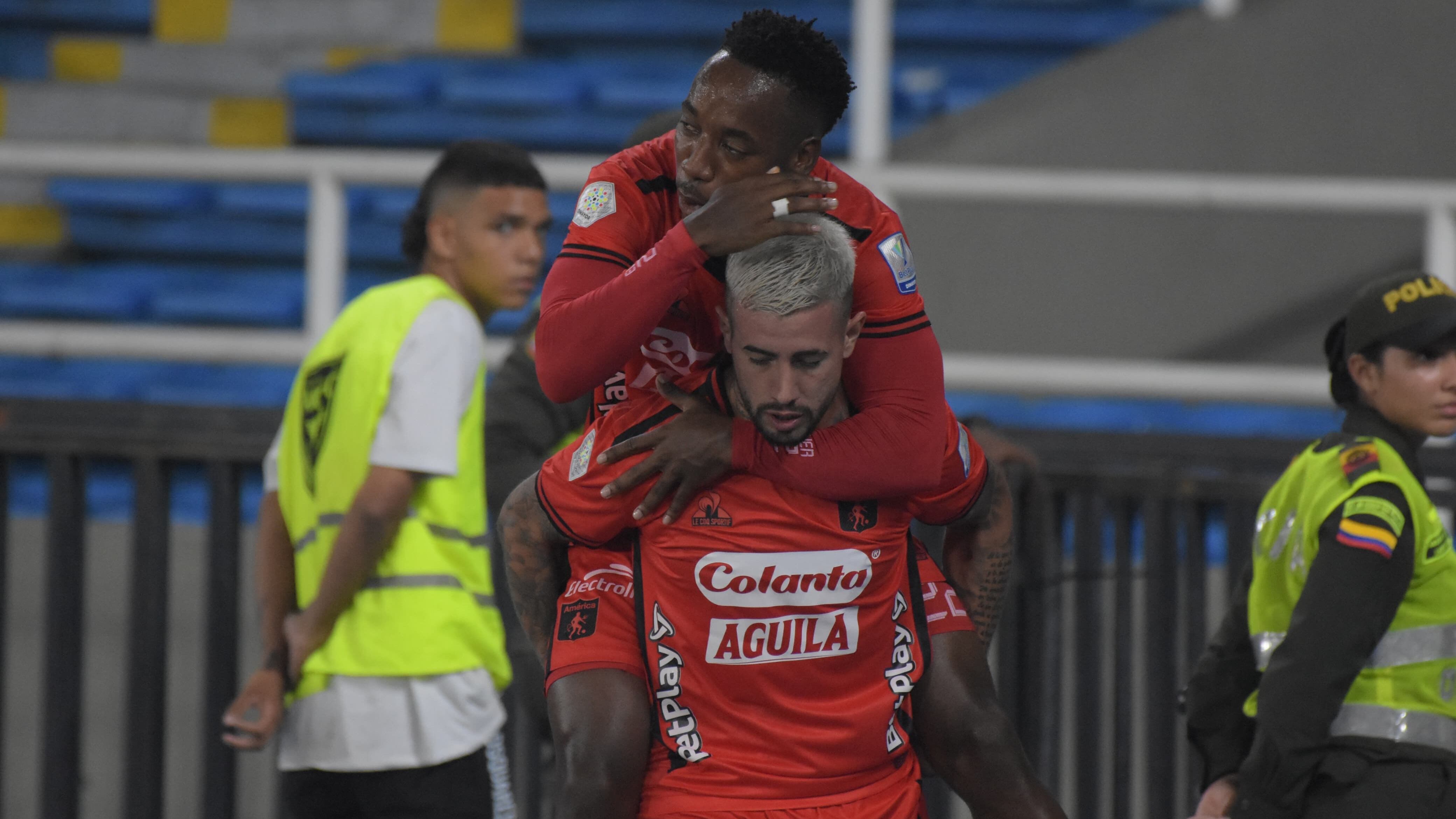 América celebrando uno de los tantos de la noche.