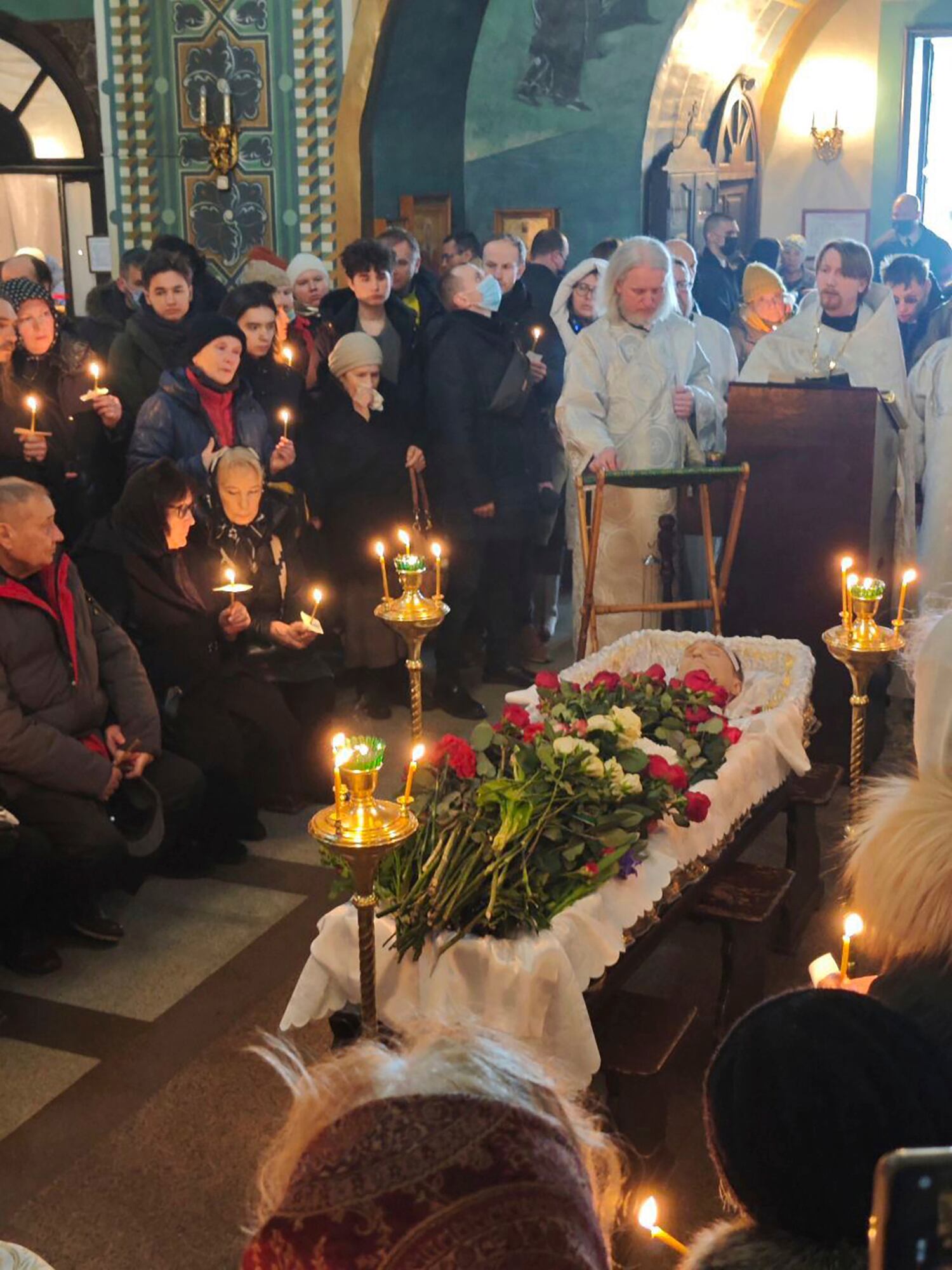 En esta fotografía publicada por Navalny Team, familiares y amigos presentan sus últimos respetos ante el ataúd del líder de la oposición rusa Alexei Navalny en la Iglesia del Icono de la Madre de Dios Calma Mis Dolores, en Moscú, Rusia, el viernes 1 de marzo de 2024.