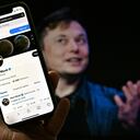 En esta ilustración fotográfica, la pantalla de un teléfono muestra la cuenta de Twitter de Elon Musk con una foto de él de fondo, el 14 de abril de 2022, en Washington, DC.