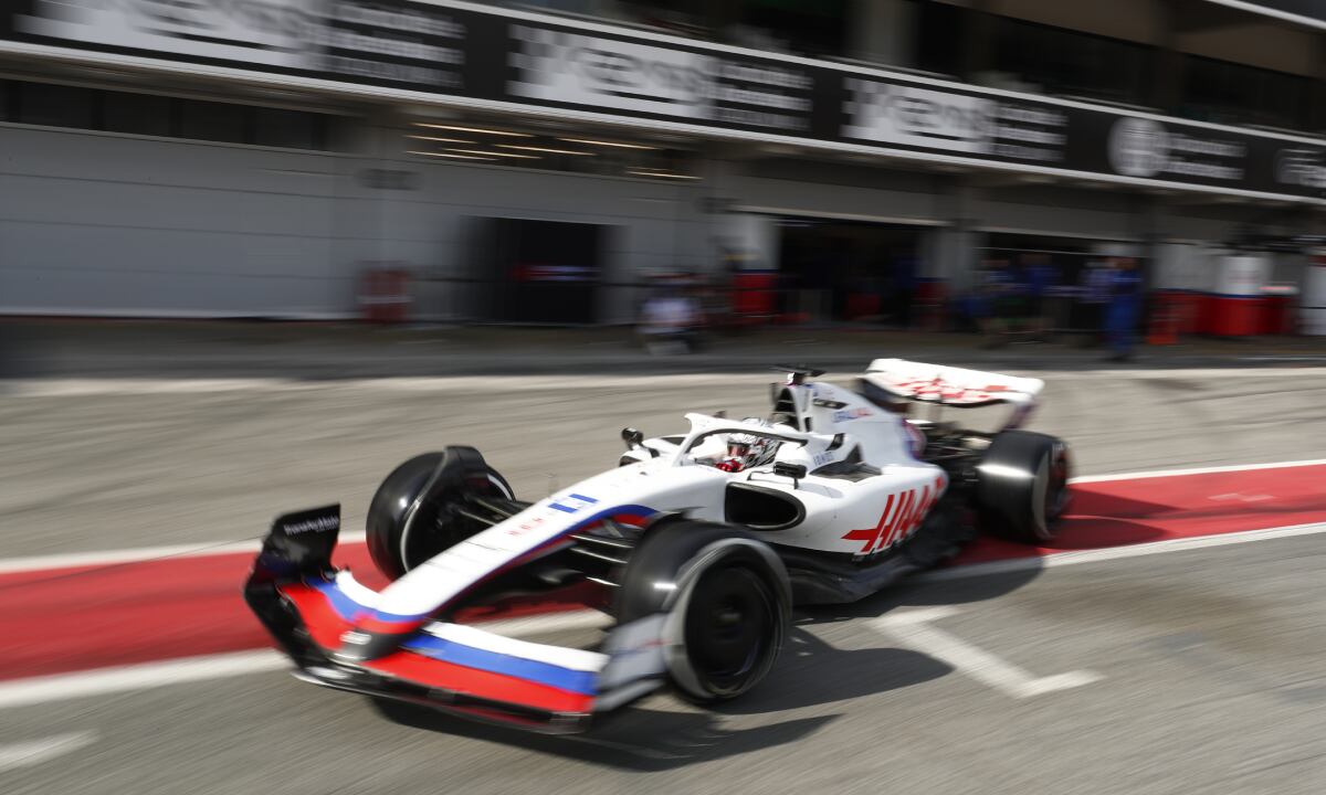 El piloto ruso Nikita Mazepin, de la escudería Hass, conduce su auto durante la sesión de práctica de pretemporada de la Fórmula Uno, en Barcelona, España, el jueves 24 de febrero de 2022. (AP/Joan Monfort)