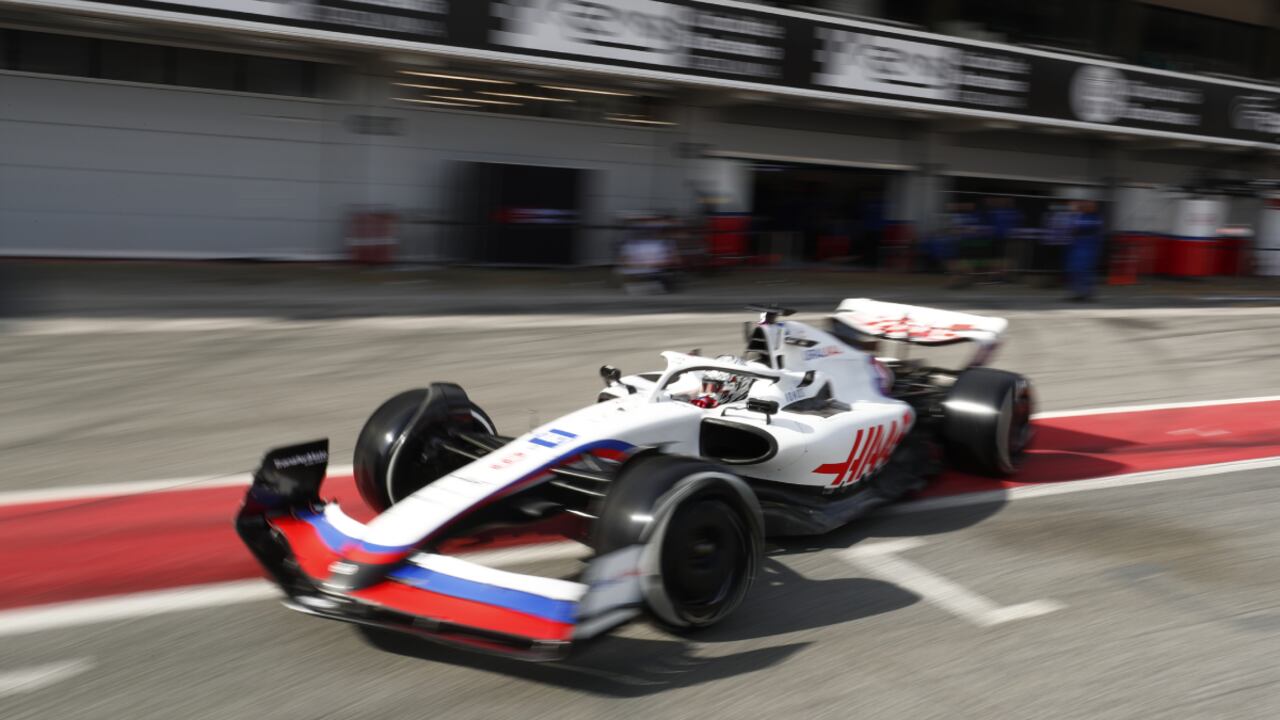 El piloto ruso Nikita Mazepin, de la escudería Hass, conduce su auto durante la sesión de práctica de pretemporada de la Fórmula Uno, en Barcelona, España, el jueves 24 de febrero de 2022. (AP/Joan Monfort)