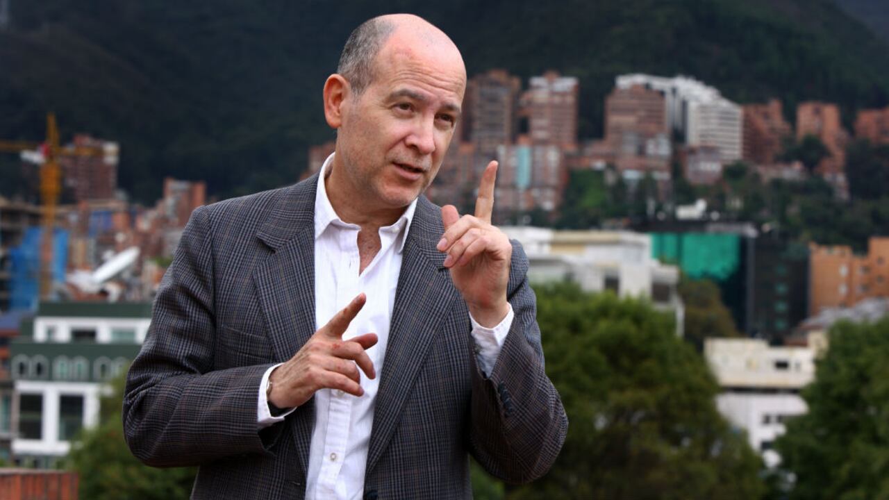 Carlos Vicente de Roux candidato a la alcaldía de Bogotá.